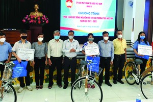 第五郡領導及會館代表贈送自行車給貧困生。