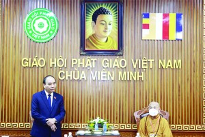 國家主席阮春福昨(22)日上午代表越南黨、國家、祖國陣線前往圓明祠堂群(郎寺)弔唁越南佛教協會法主、證明理事會法主釋普慧長老。