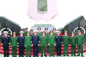 與會代表在 K15 碼頭遺跡區。