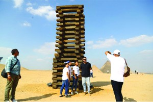 遊客在一件藝術作品前留影。