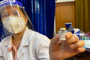 12至17歲少年接種由美國Pfizer-BioNTech生產的COMIRNATY新冠疫苗。