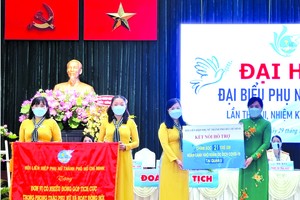 當天，該會獲市婦聯會頒贈“為婦女運動作積極貢獻”錦旗、頒贈21份助學金關照受疫情影響的少兒