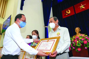 市委副書記阮胡海向取得出色成績單位頒授獎狀。