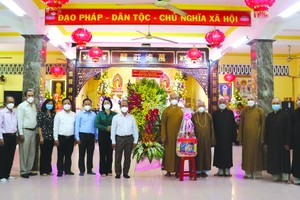 第八郡領導向第八郡佛教會贈送鮮花及禮物。