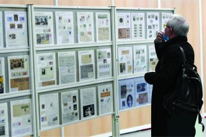 參觀者在觀賞郵展。