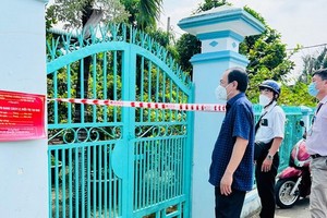 市衛生廳所屬工作團前往視察芽皮縣協福鄉執行居家隔離民戶的區域。