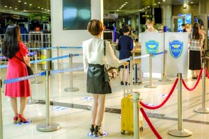 乘客在機場辦理手續。