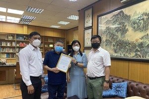 第十一郡人委會副主席陳氏碧簪、經濟科主任周建光、該郡第十六坊人委會主席范友福昨(19)日上午前往拜訪與頒贈感謝狀給華人企業家、第十一郡商會會長、越香工業區開發集團董事長杭慰瑤先生。