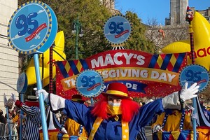 參與紐約感恩節巡遊的表演者需佩戴口罩。