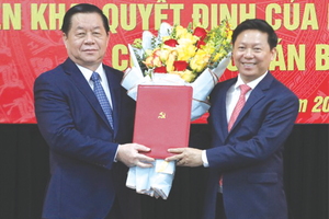 中央宣教部長阮仲義向陳清霖同志頒授《決定》