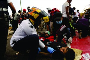 救援人員在翻車事故現場工作。