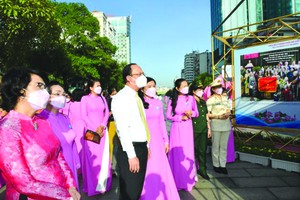 市婦聯會常務處昨(10)日上午在阮惠步行街，舉行“胡志明市婦女-奮進渴望”展覽開幕式。