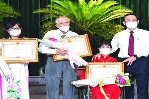 黨中央政治局委員、市委書記阮文年向各集體與個人頒發獎狀。