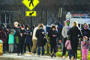 在美國弗吉尼亞州阿靈頓，人們排隊進行新冠病毒檢測。