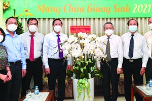 市人委會主席潘文邁祝賀蔡福祥牧師。