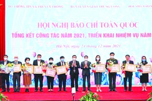 給獲表彰的新聞媒體機關頒發中央宣教部的獎狀。