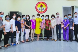 市師範大學中文系陳開春 教師(右八)與福中，禮文華文 中心教師合照。