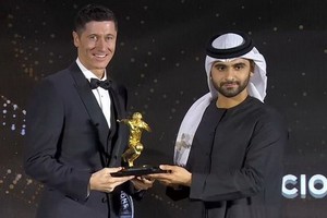 萊萬領取了環足獎