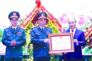 國家主席、人民武裝力量統領、國防安全委員會主席阮春福2021年12月31日在河內出席國防學院成立日45週年(1977.1.3-2022.1.3)紀念儀式並頒授一等捍衛祖國勳章。