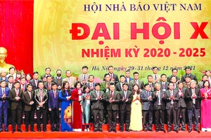 大會選出第十一屆越南新聞工作者協會執委會的52位同志。黎國明再次當選2020-2025年任期越南新聞工作者協會主席。