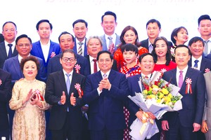 政府總理范明政與越南工商聯團 新屆執委合影。
