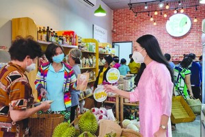 值2022新年來臨，為了與貧困婦女共同歡度節日，同時發揮“同舟共濟”的精神，華人女企業家龐美玲開設的“家鄉市集”綠色產品店與第五郡婦聯會配合，於12月31日舉辦“愛心市集”慈善活動。