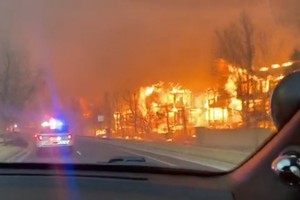 車上的司機拍下沿路熊熊大火。