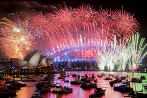 煙花表演照亮了悉尼港和海港大橋。