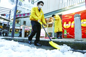 日本首都圈積雪影響交通逾200人跌倒送醫