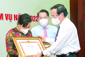 市委書記阮文年向在宣教工作中取得 傑出成績的集體頒發獎狀。