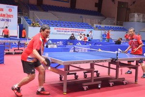 參賽運動員正在較量