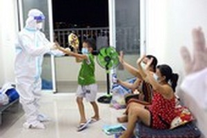 本市將前往探訪和向為防疫工作作出重大貢獻的團體與個人、 坊鄉醫療站、流動醫療站、新冠肺炎野戰醫院贈送春節禮物。