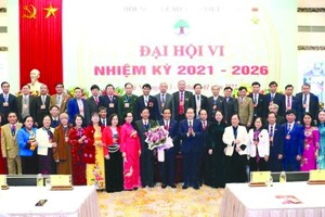 2021-2026年任期越南高齡人協會第六次代表大會於昨(14)日上午在河內市以線上線下相結合形式正式開幕，吸引了代表全國逾970萬名會員的400多名代表出席。