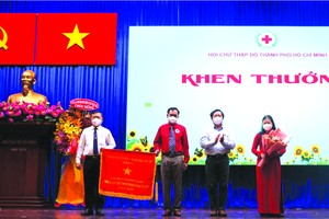 市紅十字會榮獲政府總理頒發的錦旗。