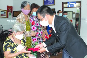 萬盛發集團代表胡永年 向清貧同胞贈送新年禮物。