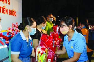 貧困勞動者獲贈送春節禮物。