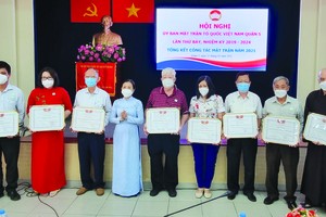 各華人會館獲市越南祖國陣線委員會獎狀。