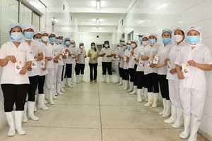 　　平新郡新造工業區的西貢水海產經營股份公司勞工在第一 天工作獲發紅包。