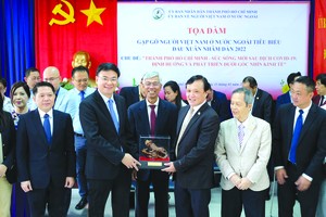 出席座談會領導與代表合影。