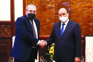 國家主席阮春福昨(11)日下午在主席府接見了前來辭行拜會的埃及駐越南大使艾哈邁迪‧哈桑‧納耶爾。