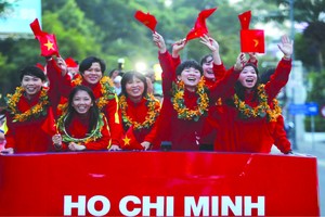 越南女足乘坐雙層巴士在街上遊行慶祝。