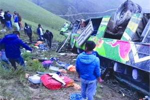 秘魯一長途客車墜崖致 20 死 33 傷