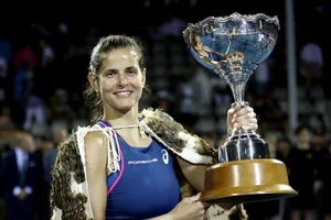 Julia Goerges và chiếc cúp vô địch ASB Classic