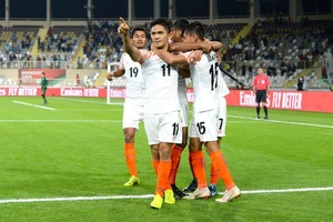 "Siêu tiền đạo" Sunil Chhetri ăn mừng cùng các đồng đội sau khi ghi bàn