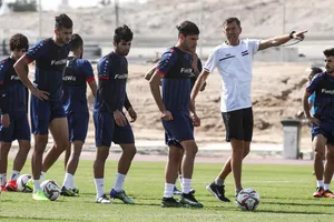 HLV Katanec đang chỉ đạo các cầu thủ Iraq trong một buổi tập mới nhất