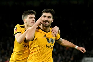 Ruben Neves ăn mừng chiến thắng sau khi nhấn chìm Liverpool