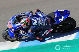 Vinales và chiếc xe đua Yamaha "quá khổ"