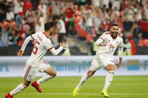 Saman Ghoddos ăn mừng sau pha ghi bàn vào lưới Yemen