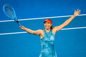 Sharapova xinh đẹp trong bộ váy xanh xám