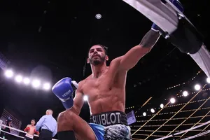 Linares cố đứng dậy sau khi bị Cano đấm gục